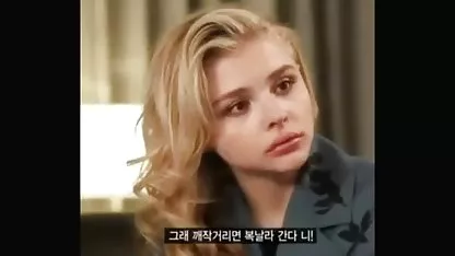 کودک در فیلم سکسی ماساژ او قرار می دهد الاغ خود را بر روی